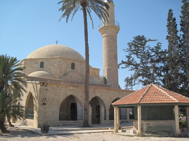 umm-haram-mosque-exterior